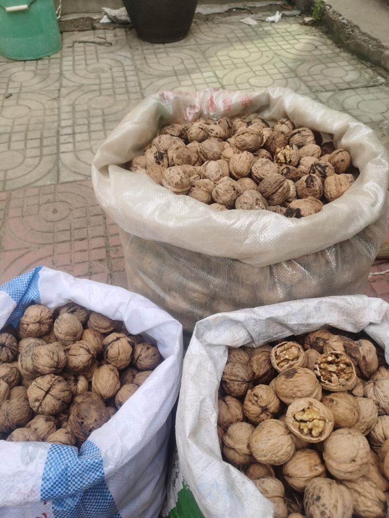 自家产核桃，无药水浸泡，无硫磺熏蒸，天然薄皮核桃，