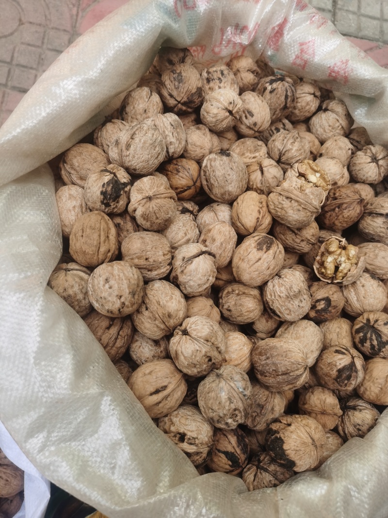 自家产核桃，无药水浸泡，无硫磺熏蒸，天然薄皮核桃，