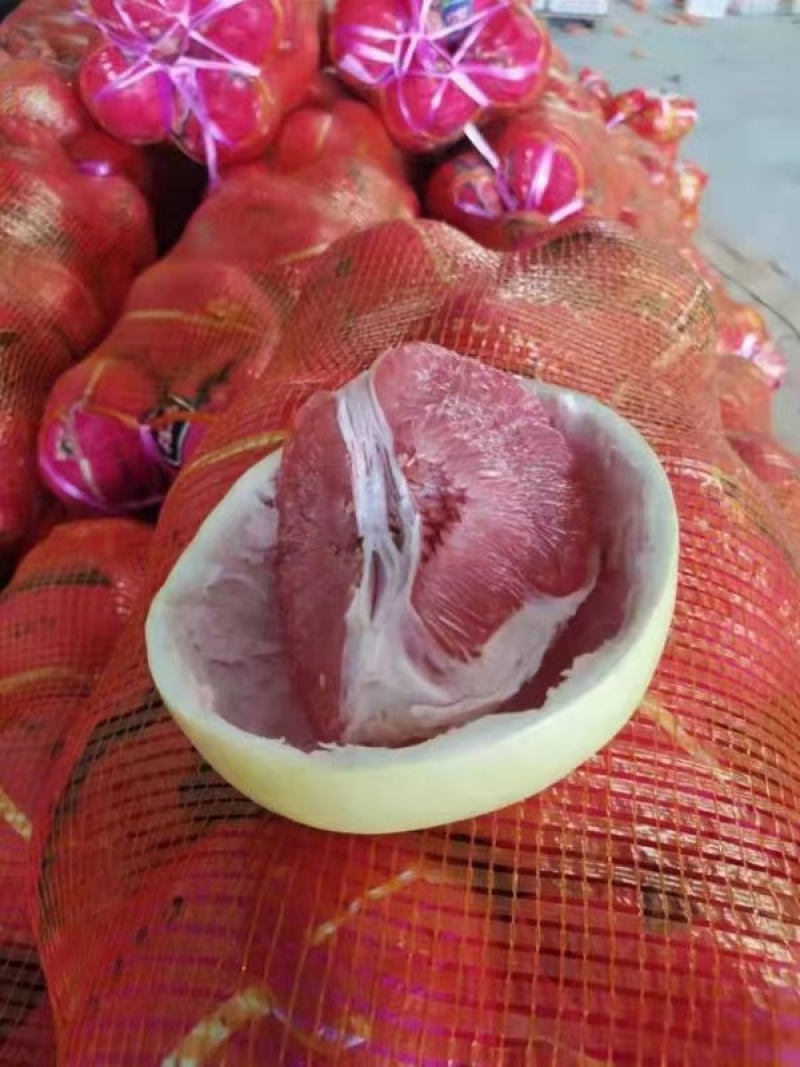 《实力》红心蜜柚果肉晶莹剔透、色泽鲜红如宝石