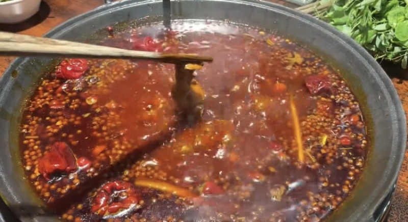 F1发酵型老火锅牛油底料，麻辣鲜香，口感纯正，工厂直销