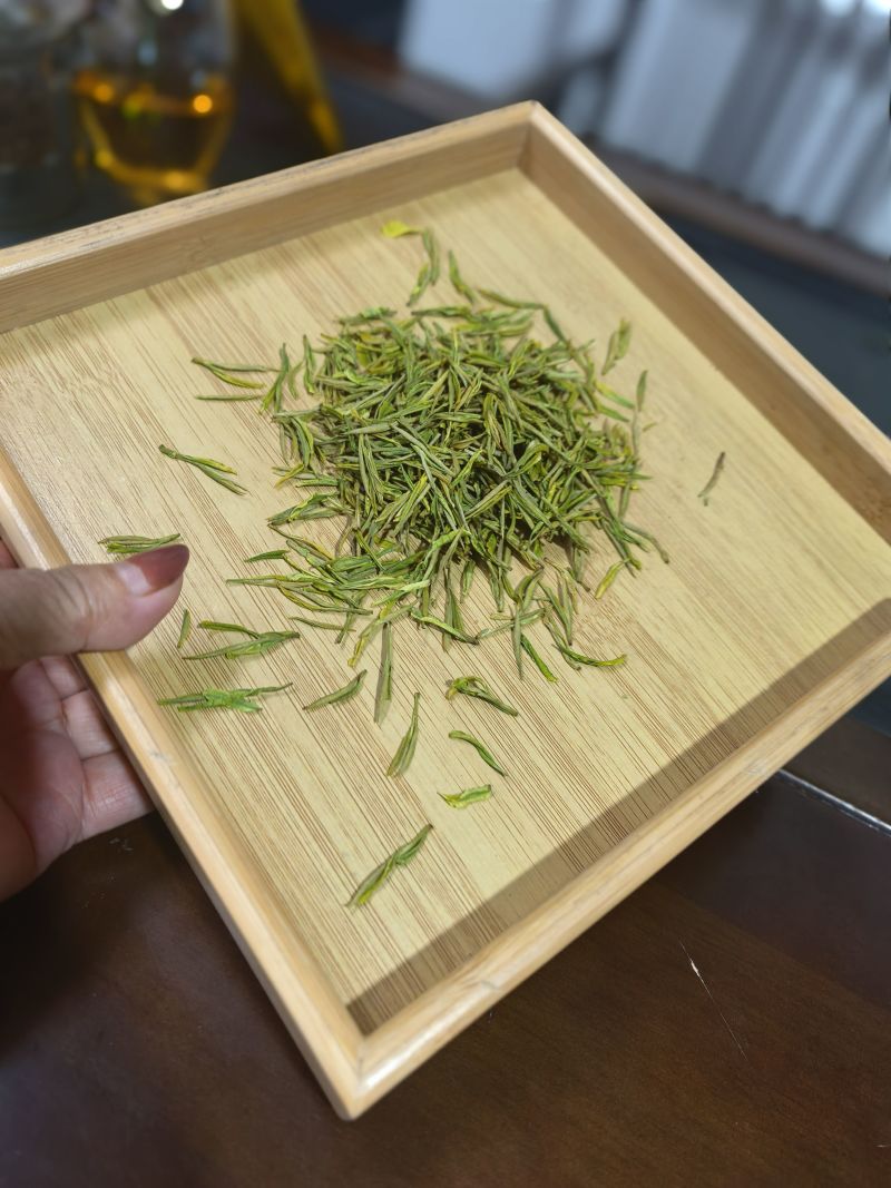 主要有，白茶黄金芽赢嘉红茶，从30到180...1100