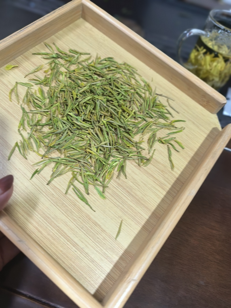 主要有，白茶黄金芽赢嘉红茶，从30到180...1100
