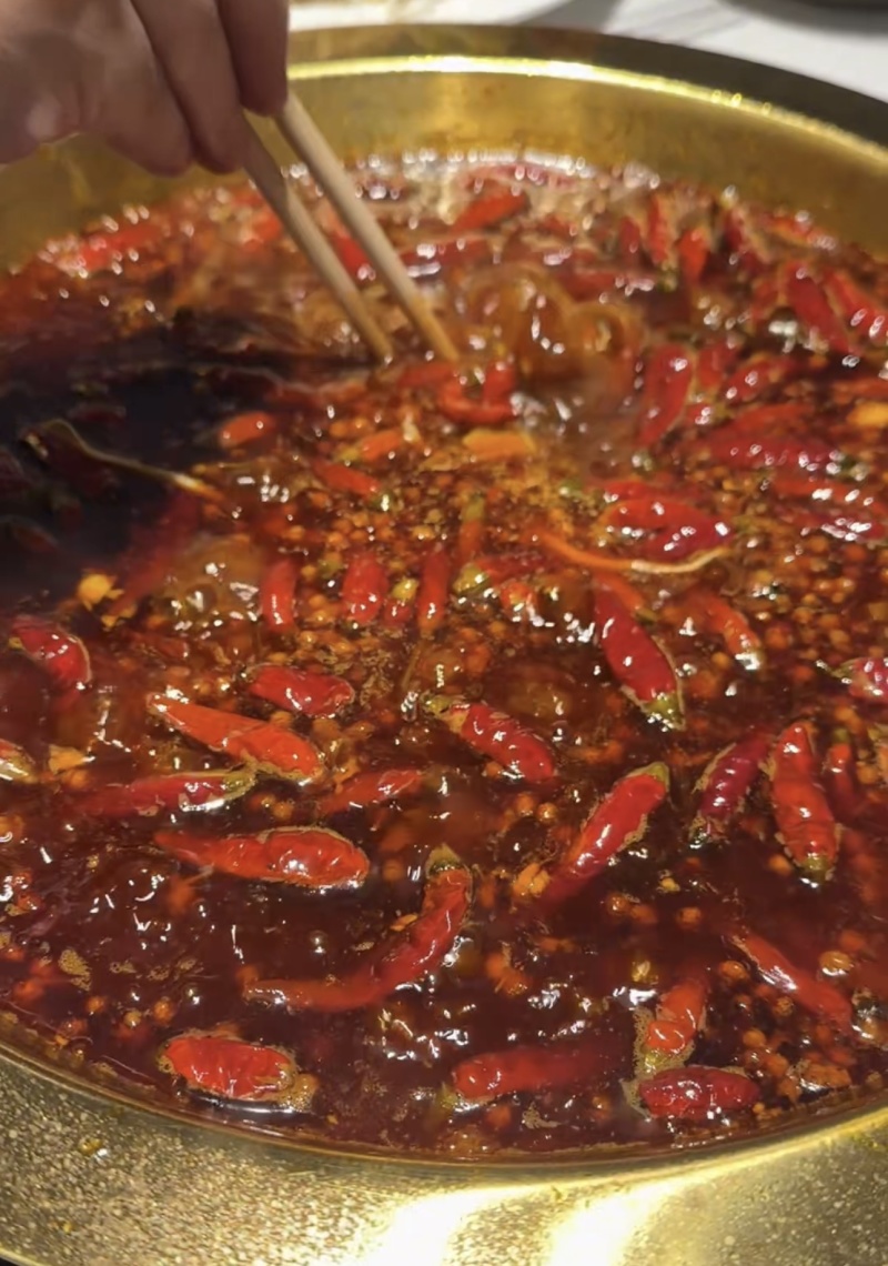 醇香老火锅红油，纯牛油纯食材炒制，油脂味浓郁，工厂直销