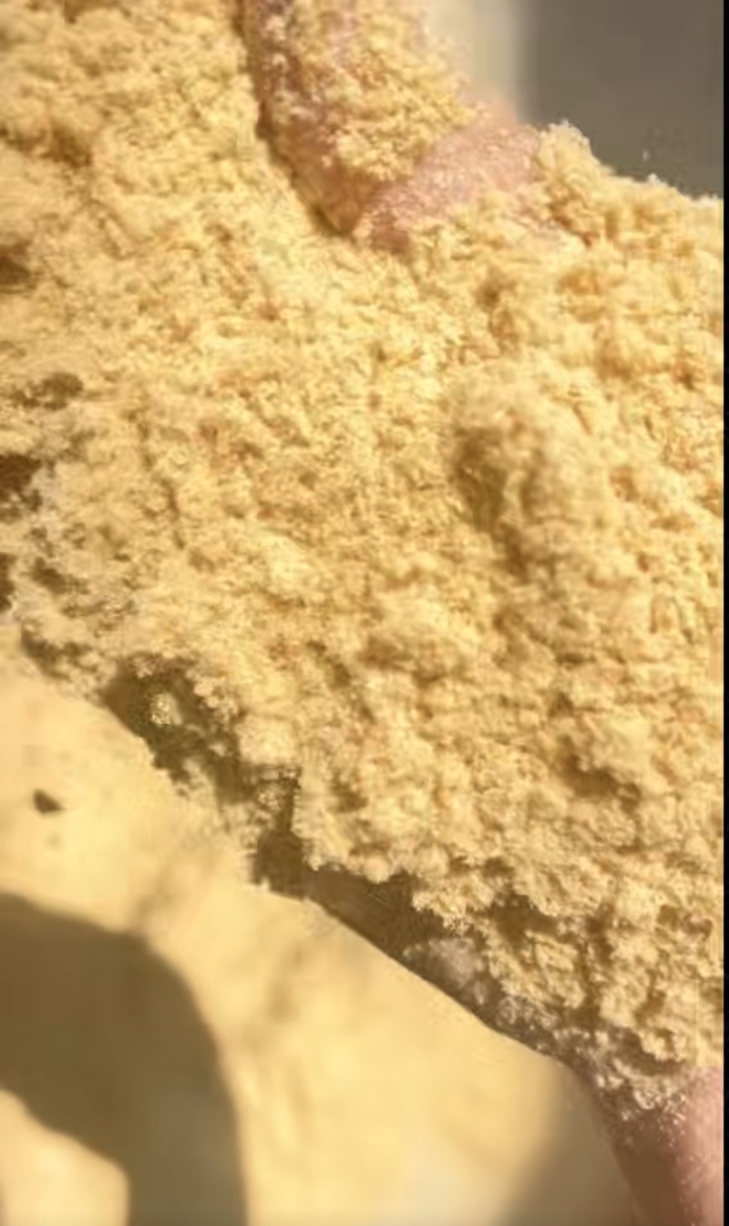 膨化玉米面具有浓郁的爆米花香味，色泽淡黄，面粉蓬松