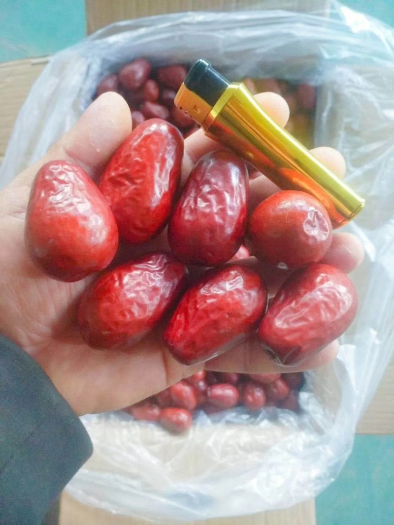 灰枣，若羌灰枣，和田大枣，吊干灰枣，土灰枣，光头肉枣。