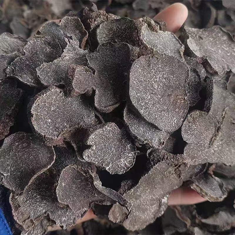 云南黑松露，又称云南黑松露菌，是云南省特有的珍贵食用菌种