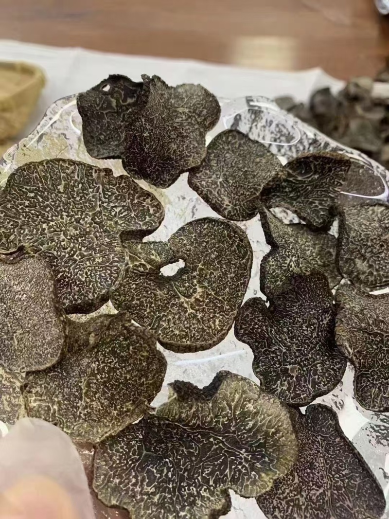 云南黑松露，又称云南黑松露菌，是云南省特有的珍贵食用菌种