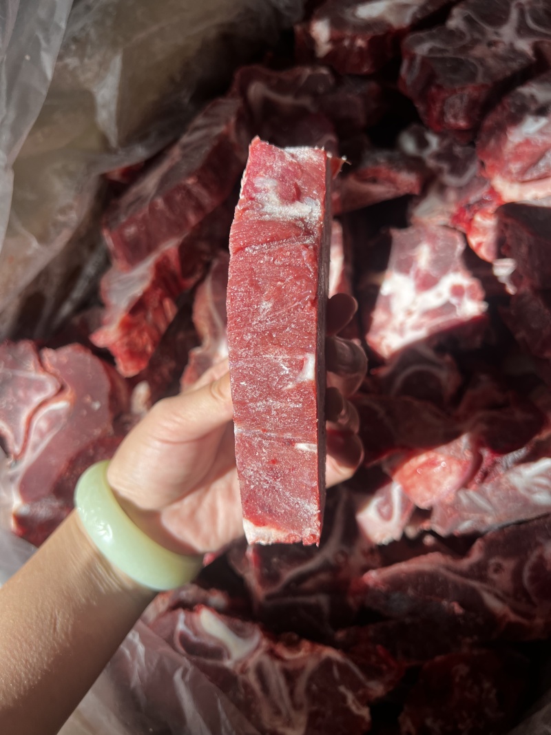 国产内蒙满肉牛脖骨，**新鲜，颜色漂亮，新货