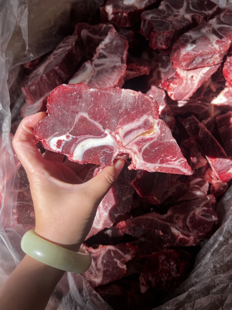 国产内蒙满肉牛脖骨，**新鲜，颜色漂亮，新货