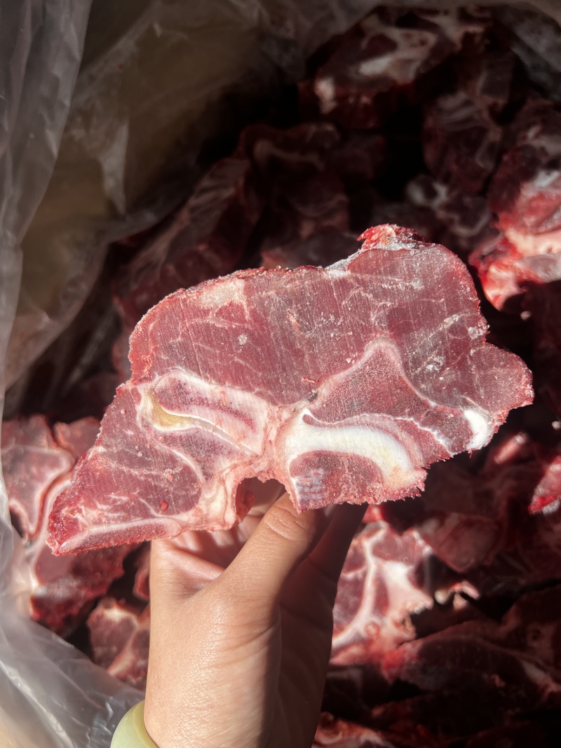 国产内蒙满肉牛脖骨，**新鲜，颜色漂亮，新货