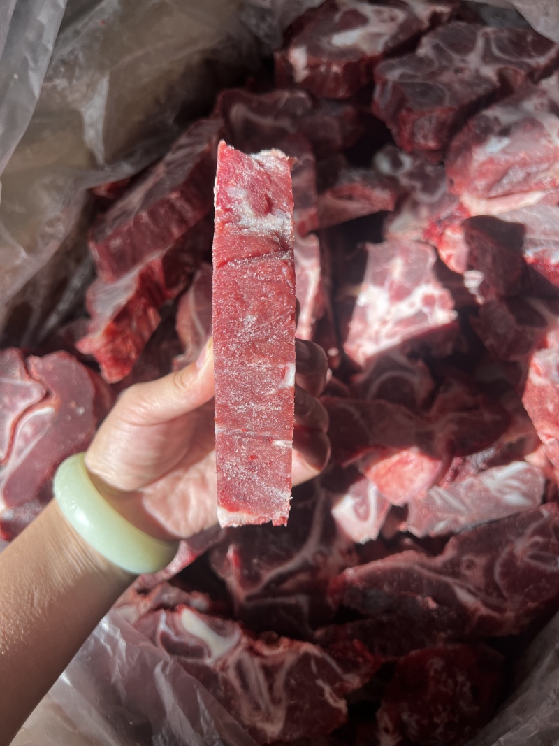 国产内蒙满肉牛脖骨，**新鲜，颜色漂亮，新货