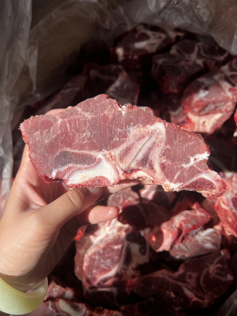 国产内蒙满肉牛脖骨，**新鲜，颜色漂亮，新货