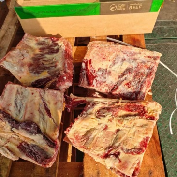 牛胸骨，牛胸骨切块，黄膘白膘都有，价格美丽证件齐全