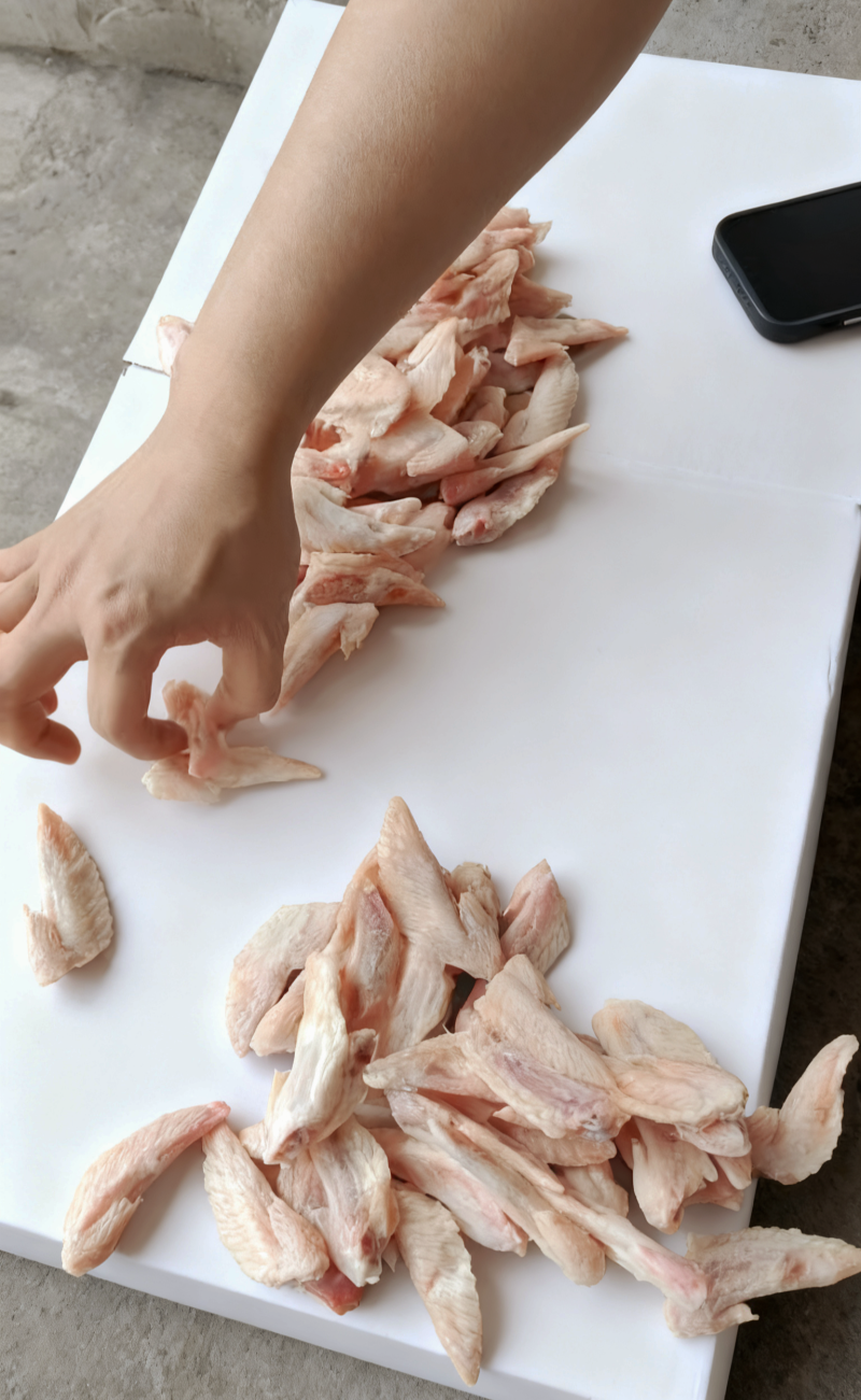 单冻小包装鸡翅尖，箱装