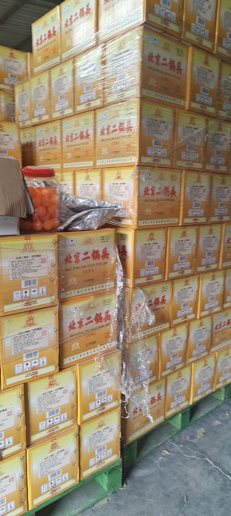 永丰北京二锅头，国标优级白酒，纯粮固态，42度52度