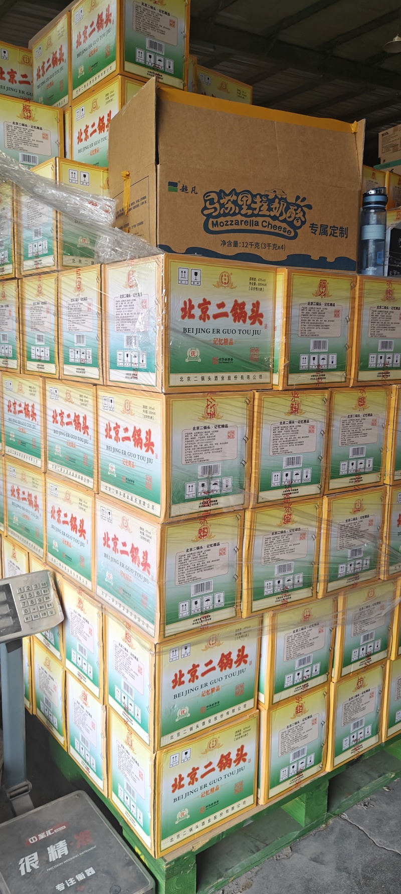 永丰北京二锅头，国标优级白酒，纯粮固态，42度52度