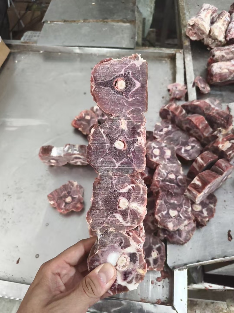 满肉羊脖骨