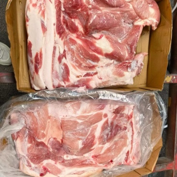 前上肉后上肉，带皮，肥瘦相间价格美丽。快餐店食堂都可以