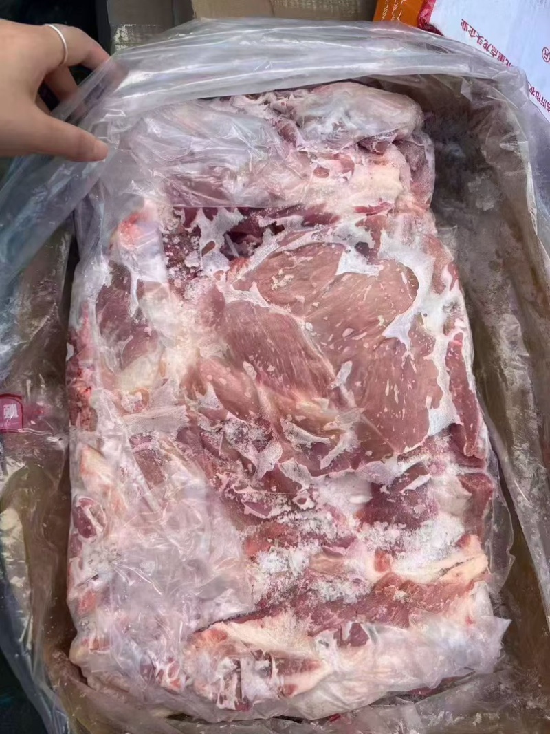 前上肉后上肉，带皮，肥瘦相间价格美丽。快餐店食堂都可以