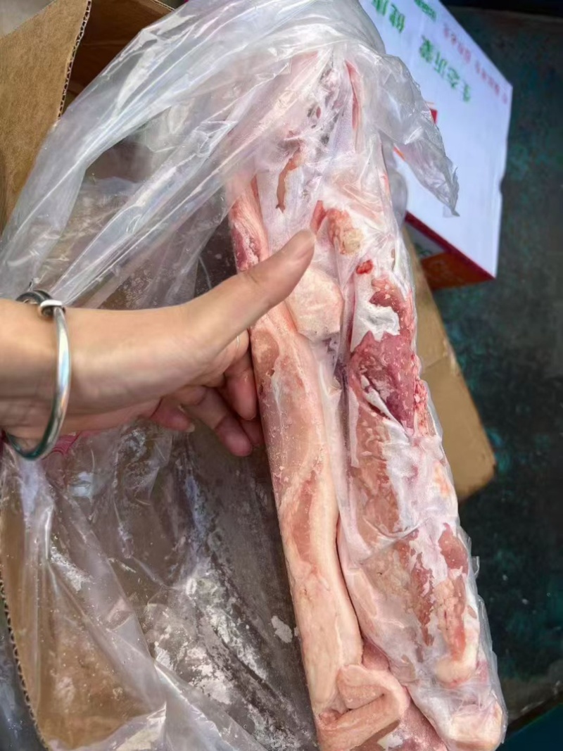 前上肉后上肉，带皮，肥瘦相间价格美丽。快餐店食堂都可以
