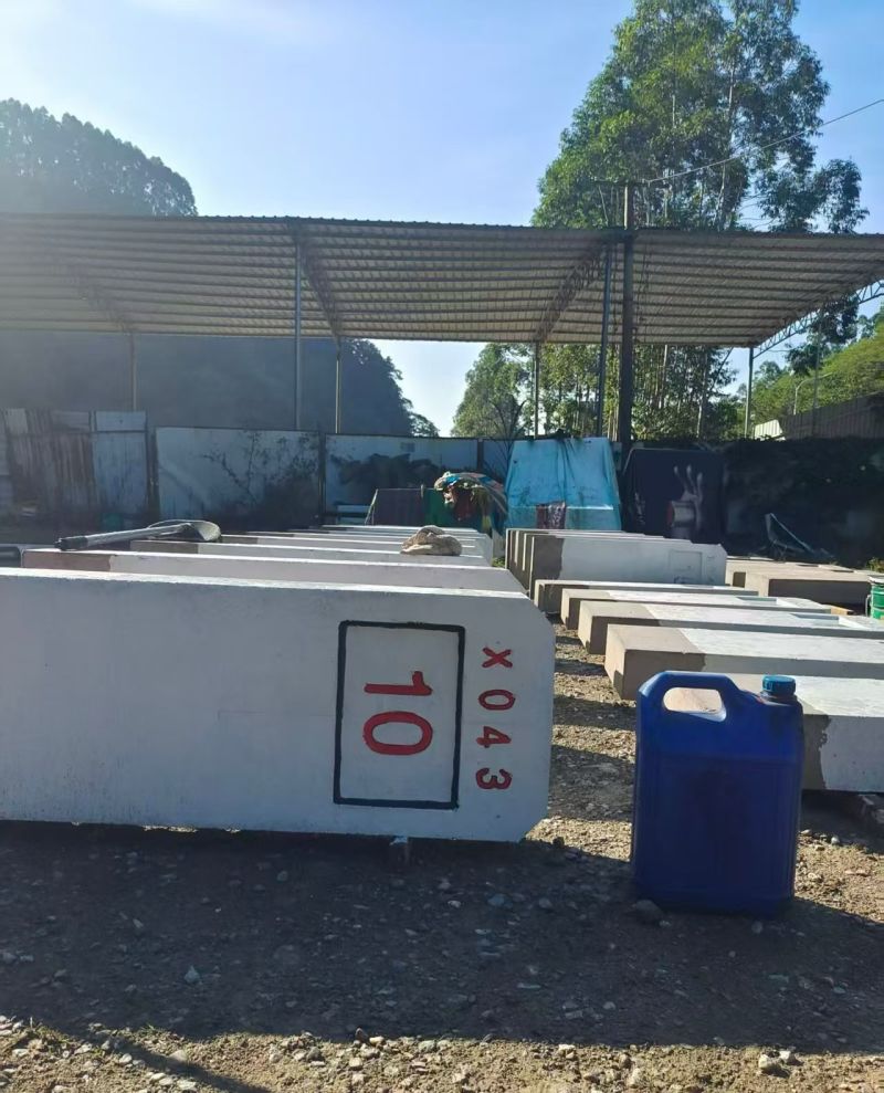 水泥制品，警示牌墩各种交通安全设施批发，定制