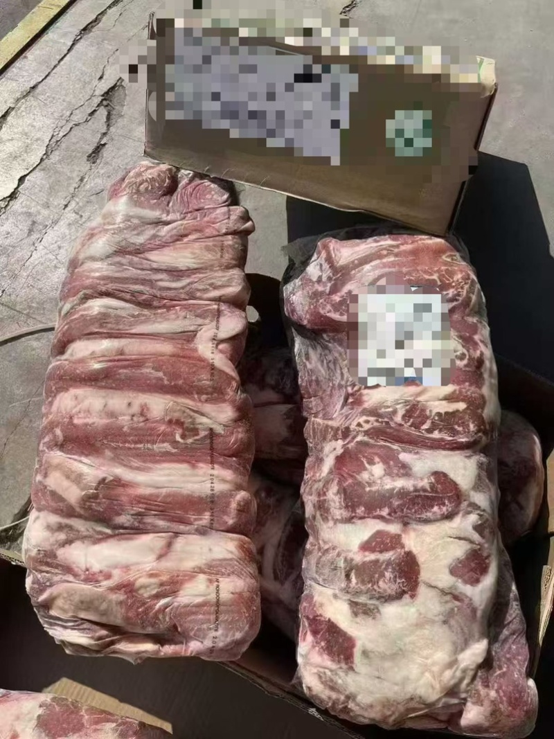 精品牛腩，肥瘦相间，瘦度很好，纯干真空包装，口感丰富