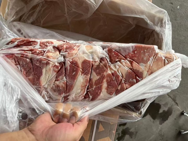 精品牛腩，肥瘦相间，瘦度很好，纯干真空包装，口感丰富