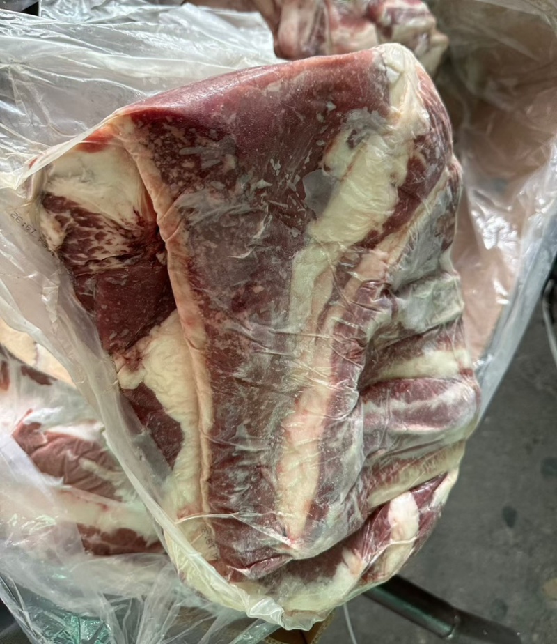 精品牛腩，肥瘦相间，瘦度很好，纯干真空包装，口感丰富