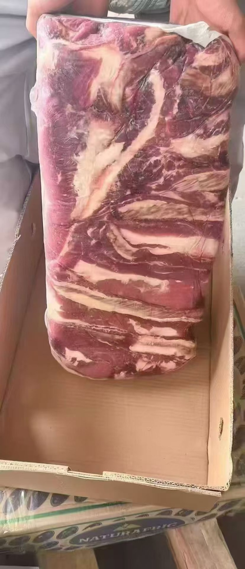 精品牛腩，肥瘦相间，瘦度很好，纯干真空包装，口感丰富
