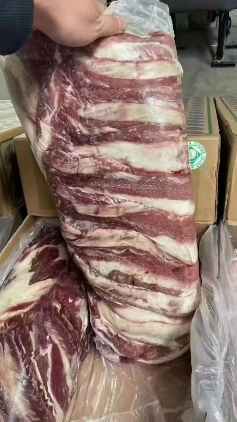 精品牛腩，肥瘦相间，瘦度很好，纯干真空包装，口感丰富