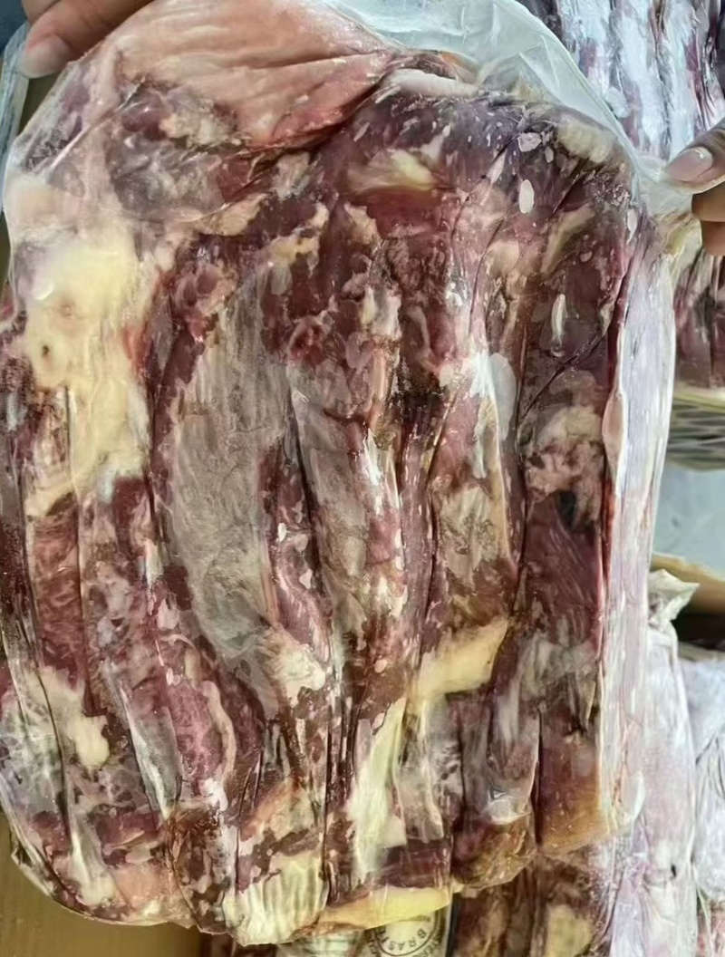 精品牛腩，肥瘦相间，瘦度很好，纯干真空包装，口感丰富