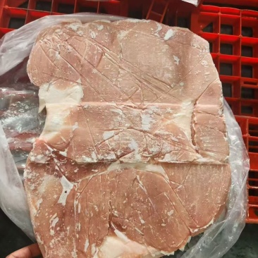 品名:肥猪带皮后上肉规格:10公斤/箱3片