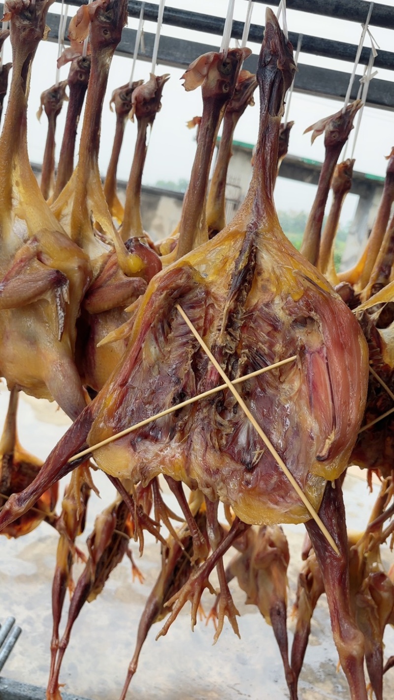 【腊肉】风吹老母鸡自然风吹日晒，传统腌制挂起来风干