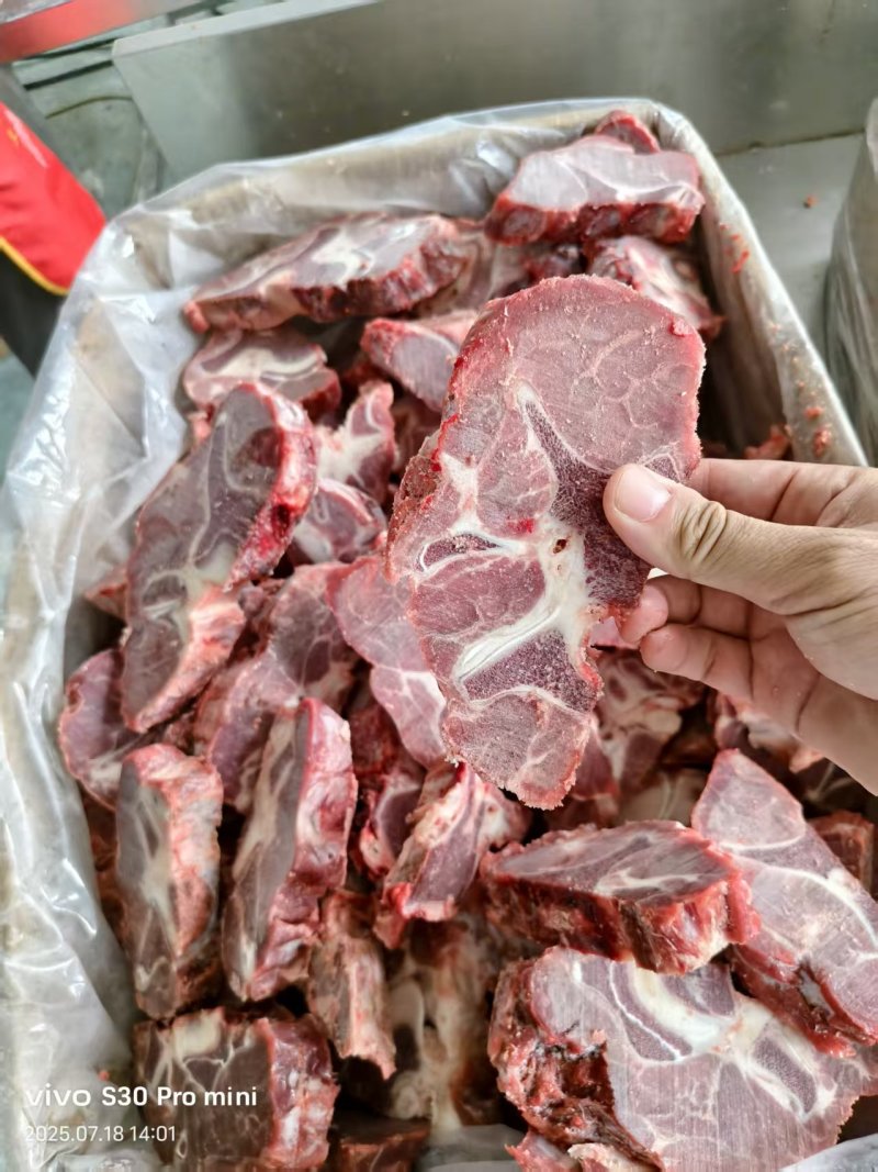 满肉牛脖骨
