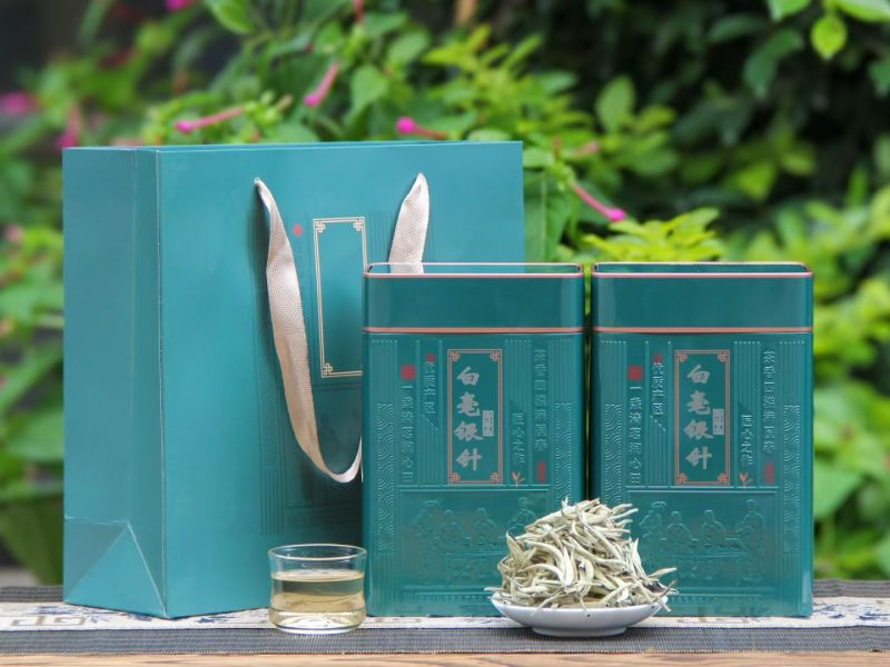 白毫银针白茶中的**，芽头特别饱满肥硕、匀整。口感清鲜