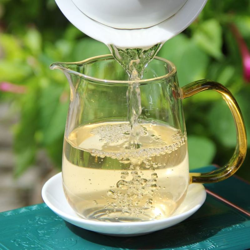 白毫银针白茶中的**，芽头特别饱满肥硕、匀整。口感清鲜