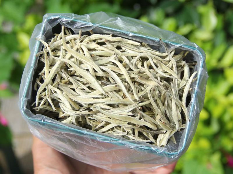 白毫银针白茶中的**，芽头特别饱满肥硕、匀整。口感清鲜