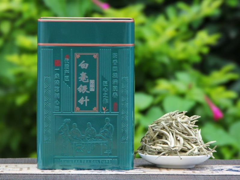 白毫银针白茶中的**，芽头特别饱满肥硕、匀整。口感清鲜