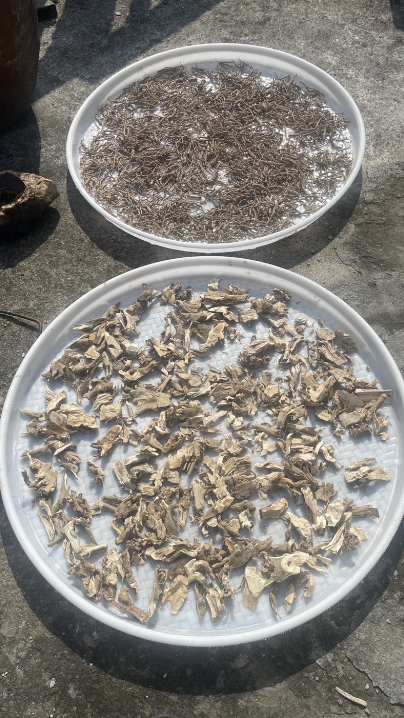 白茄根产自闽北山区，自然晒干，最后24斤