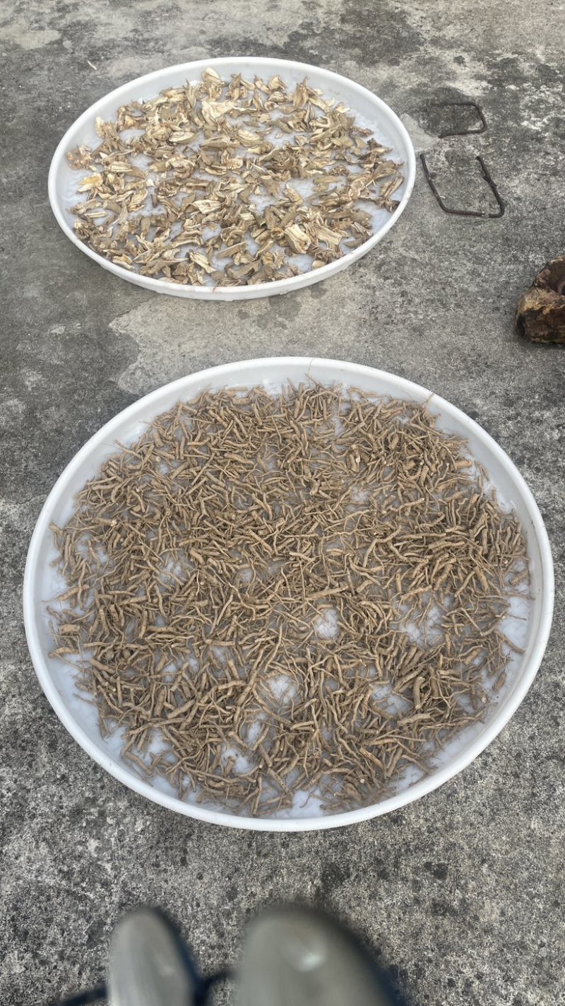白茄根产自闽北山区，自然晒干，最后24斤