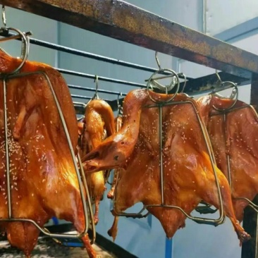腌制好的鸭丕，自然解冻就可以烤，不需要腌制