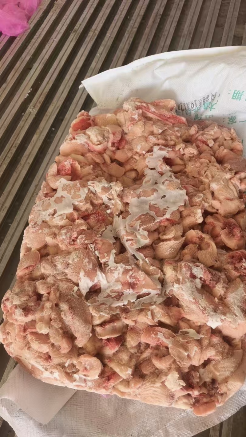 鸡胸碎肉，去皮，挑骨头
