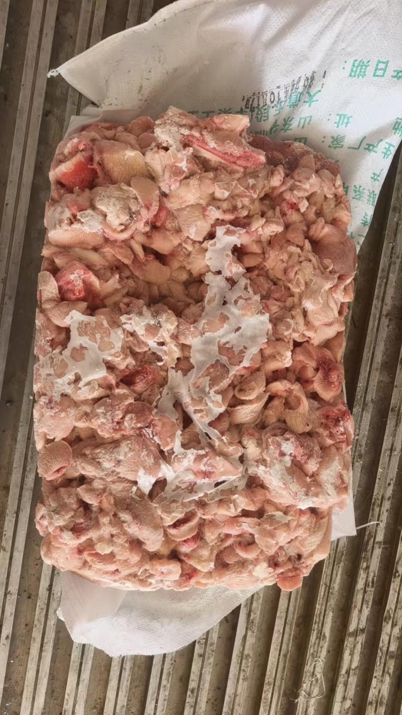 鸡胸碎肉，去皮，挑骨头