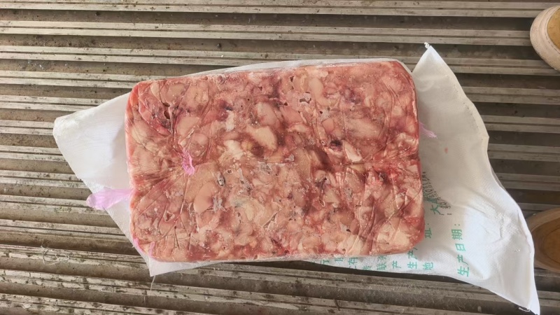 鸡胸碎肉，去皮，挑骨头