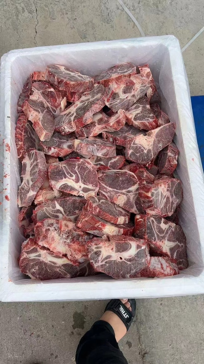 满肉牛脖骨带肉多，一件起发，40斤一件