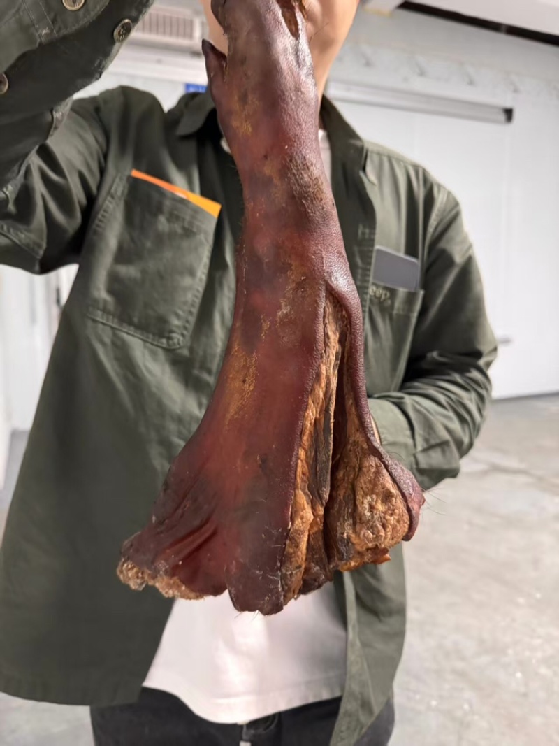 正宗重庆烟熏腊猪脚，源头工厂，厂家直发，30斤/件