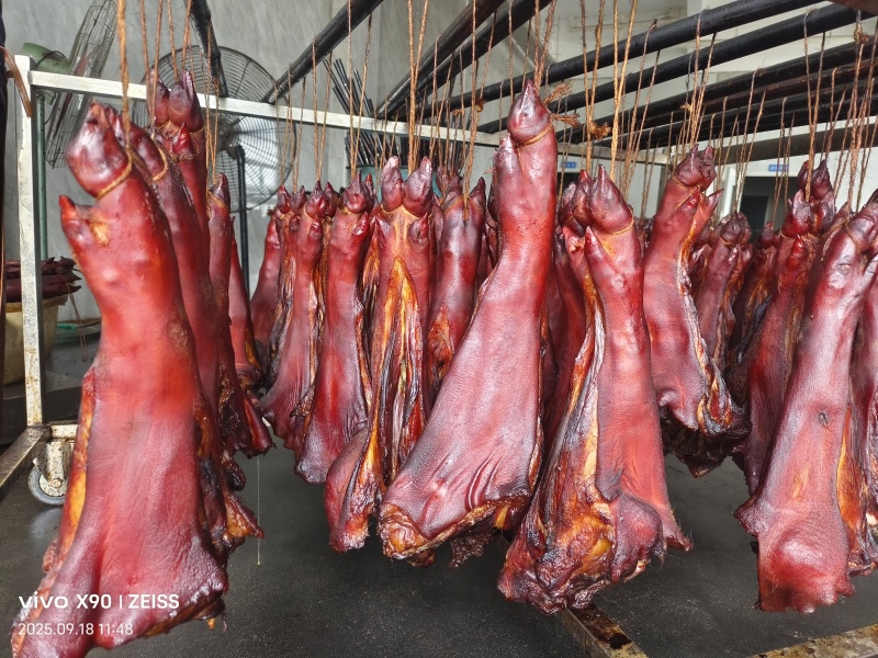 正宗重庆烟熏腊猪脚，源头工厂，厂家直发，30斤/件
