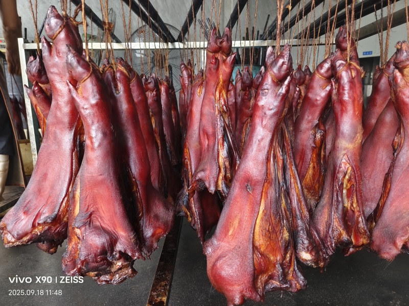 正宗重庆烟熏腊猪脚，源头工厂，厂家直发，30斤/件