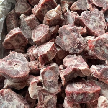 羊脖骨块，肉多带骨髓，带肉率嘎嘎的，可以做铁锅炖羊蝎子