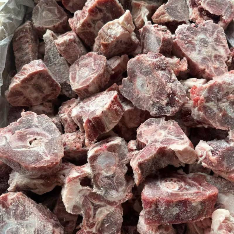 羊脖骨块，肉多带骨髓，带肉率嘎嘎的，可以做铁锅炖羊蝎子
